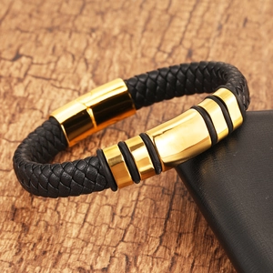 Detalle macro de pulsera para hombre de cuero trenzado con cierre magnético en oro pulido