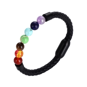 Detailansicht der 7 Chakra Flechtarmband mit schwarzer Kordel und Magnetverschluss