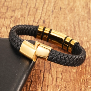 Vista detallada de la pulsera trenzada de cuero negro con cierre de metal dorado pulido
