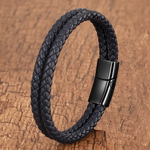 Dettaglio del bracciale a doppio strato in pelle intrecciata con chiusura magnetica in acciaio