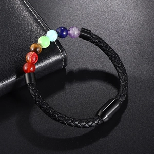 Geflochtenes schwarzes Lederarmband mit sieben Chakra-Natursteinen und Magnetverschluss