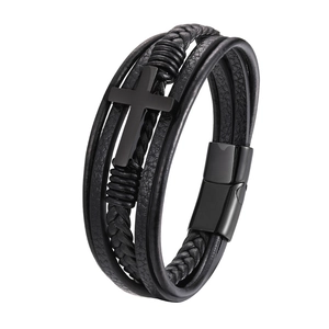 Bracciale multistrato in pelle nera con croce in metallo nero e chiusura magnetica