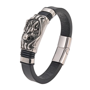 Men's retro stainless steel leather bracelet featuring a detailed wolf head sculpture