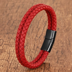 Bracciale a doppio strato in pelle intrecciata rossa con chiusura magnetica nera su legno