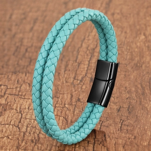 Dettaglio del bracciale doppio in pelle intrecciata turchese con chiusura in metallo nero