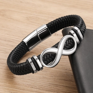 Bracciale da uomo in pelle intrecciata con simbolo dell'infinito argento su sfondo moderno