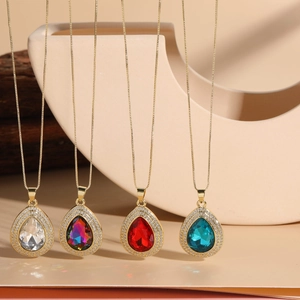 Dettaglio di collane con cristallo a goccia in quattro colori e catene placcate oro 14K