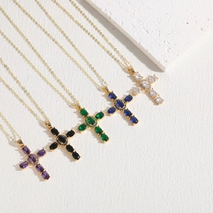 Collares con colgante de cruz en cinco colores con circonitas y cadenas bañadas en oro 14K