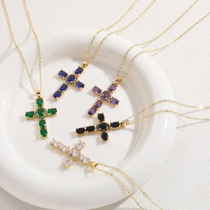 Collar con colgante de cruz de circonita en cinco colores con cadena chapada en oro 14K