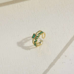 Vue macro détaillée de la bague plaquée or 14K avec zircons verts coupe rectangle