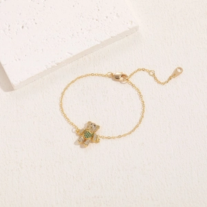 Vue détaillée du pendentif ourson plaqué or 14K avec zircons et pierre précieuse verte