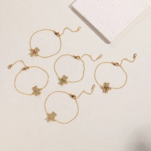 Détail de cinq pendentifs ours en zircones colorées sur bracelets plaqués or 14K
