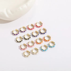16er-Set bunte Emaille-Ohrklemmen mit gewelltem Goldrand und Tropfglasur