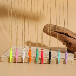 Colliers pendentifs corne avec relief lune et étoile en neuf couleurs vibrantes