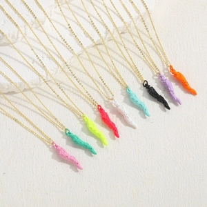 Colliers pendentifs piment colorés avec chaînes dorées en 9 finitions mates vibrantes