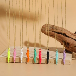 Collection de neuf pendentifs cornes colorés avec texture d'étoile sur chaînes dorées