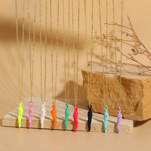 Détail des pendentifs colorés avec motif d'étoiles sur un socle en pierre naturelle
