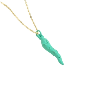 Collier doré élégant avec un pendentif piment turquoise vibrant et une finition émaillée