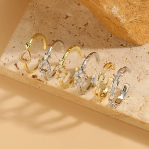 Set de seis elegantes anillos de oro y plata con corazón calado y circón sobre piedra