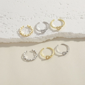 Anillos elegantes de corazón con hebilla OT y circonitas en acabados oro y plata