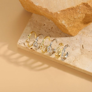 Primer plano detallado del conjunto de joyas de metal con motivos de corazón y circonio