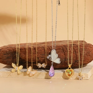 Collier Pendentif Papillon Cœur Élégant Or 14K Plaqué Cuivre Zircon Coquillage Résine Bijoux pour Femmes Cadeau Quotidien