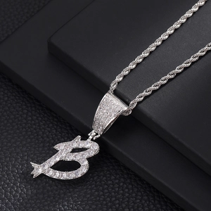 Hip hop zilverkleurige ketting met letter B hanger, bezet met kristallen en een touwketting