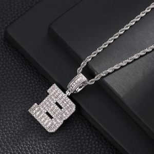 Collier avec pendentif lettre B argenté glacé avec zircone et chaîne torsadée