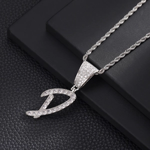 Macro-opname van zilveren letter D-hanger met zirkonia aan een gedraaide touwketting