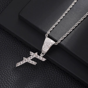 Macro-opname van een zilveren hiphop hanger met witte zirkoon aan een zwarte touwketting