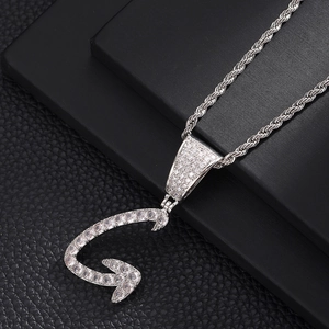Macro-opname van de zilveren touwketting met sprankelende zirkonia stenen in hiphopstijl