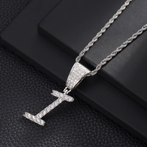 Macro-opname van zilveren hiphopketting met letter I hanger bezet met fonkelende zirkonia