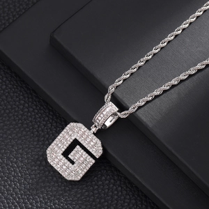 Vue macro du pendentif hip hop en argent avec zircons sertis et design de lettre G