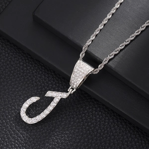 Close-up van hiphop hanger letter J met touwketting en geplaveide zirkoniasteen