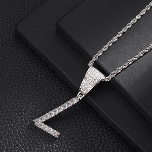 Detail van hiphop letter L hanger met pavé zirkonia en een zilveren gedraaide ketting