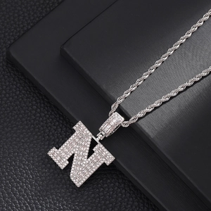 Détail du collier hip hop avec pendentif lettre N serti de zircons et chaîne corde