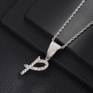 Macro-detail van zilveren ketting met letter P-hanger en glanzende witte zirkonia's