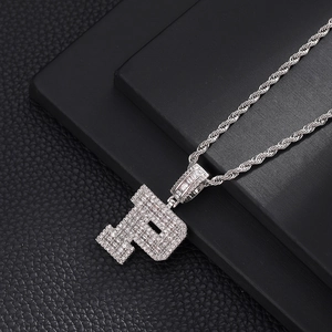 Détail du pendentif lettre P hip hop avec zircons baguette sur une chaîne torsadée argent