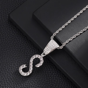 Detailopname van de hiphop letter S hanger met zirkonia steentjes aan een touwketting