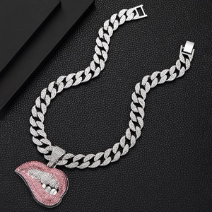 Macro-opname van hiphop Cubaanse ketting met roze kristallen lippen en grillz hanger