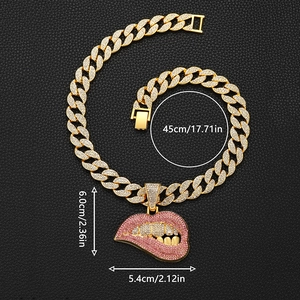 Detail van roze lippen hanger aan gouden cubaanse ketting met afmeting 6,0 cm x 5,4 cm