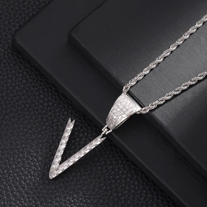 Detailopname van een hip-hop V-letter hanger met zirkonia en een zilverkleurige touwketting