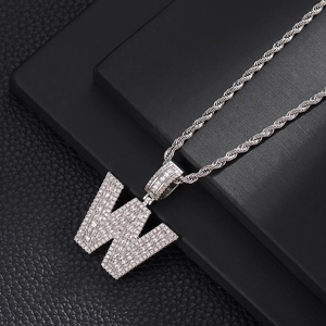 Gros plan du pendentif lettre W en ton argent avec oxydes de zirconium sur chaîne