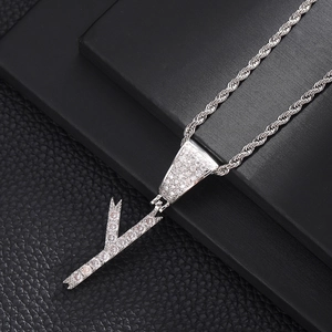 Detailopname van hiphop letter Y hanger met pavé gezette zirkonia aan een touwketting