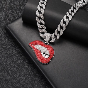 Macro-opname van een hiphop Cuban link ketting met een rode, met kristal ingelegde lippen