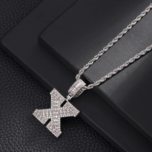 Gros plan du pendentif Hip Hop lettre X en argent serti de zircons carrés et ronds brillants