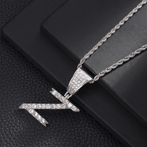 Macro-detail van zilveren hiphop-ketting met letter Z-hanger en ingelegde zirkonia-stenen