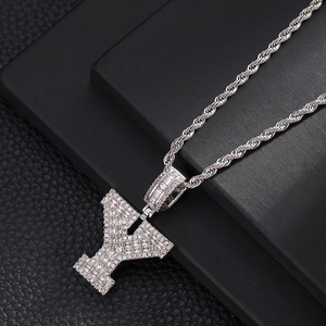 Vue macro du pendentif lettre Y en argent serti de zircons sur une chaîne torsadée