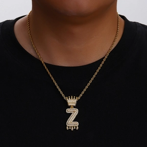 Collier avec pendentif lettre Z couronné en or et zircons sur chaîne torsadée dorée
