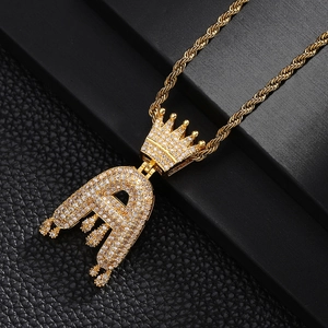 Pendentif couronne initiale A dorée style hip hop avec zircon sur chaîne corde